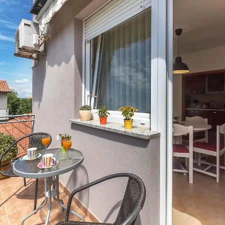 Apartmán 2 Bedroom Cozy In Pula