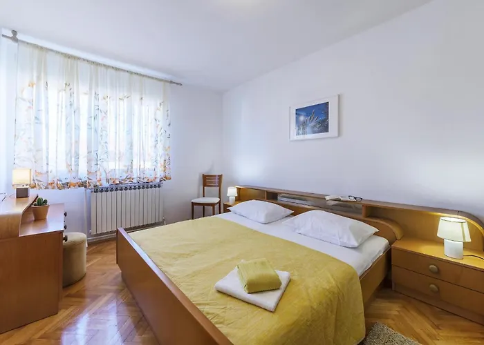 2 Bedroom Cozy In Apartmán Pula