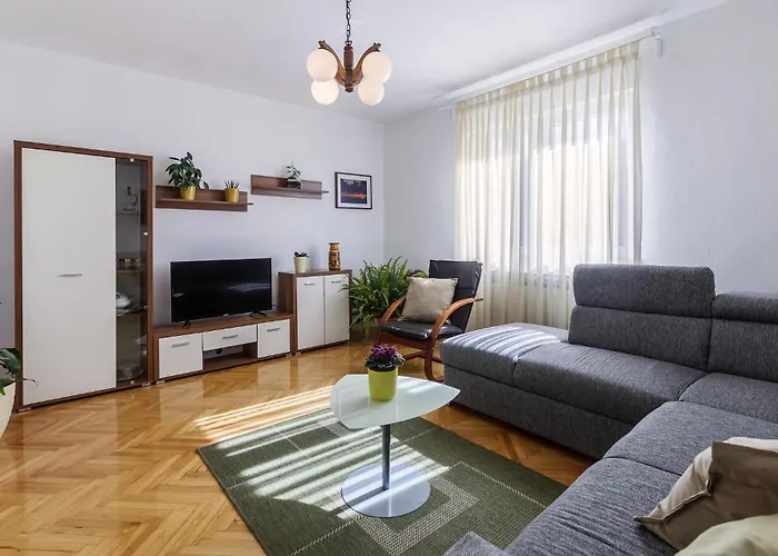 2 Bedroom Cozy In Apartment *